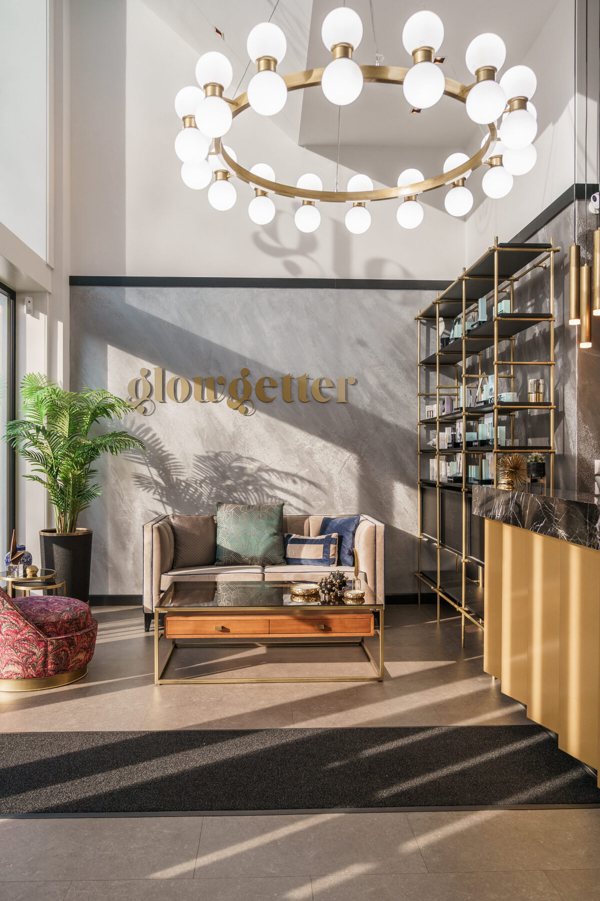 Ontvangstruimte van Glowgetter Amsterdam met gouden kroonluchter
