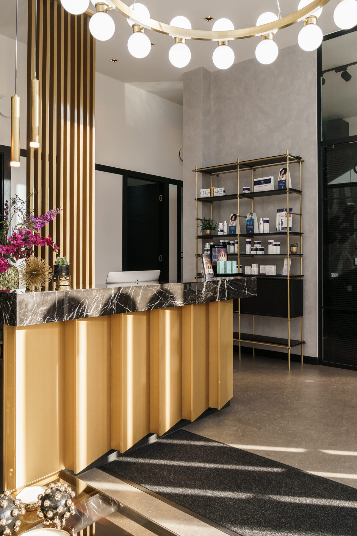 Gouden balie en productwand in de salon