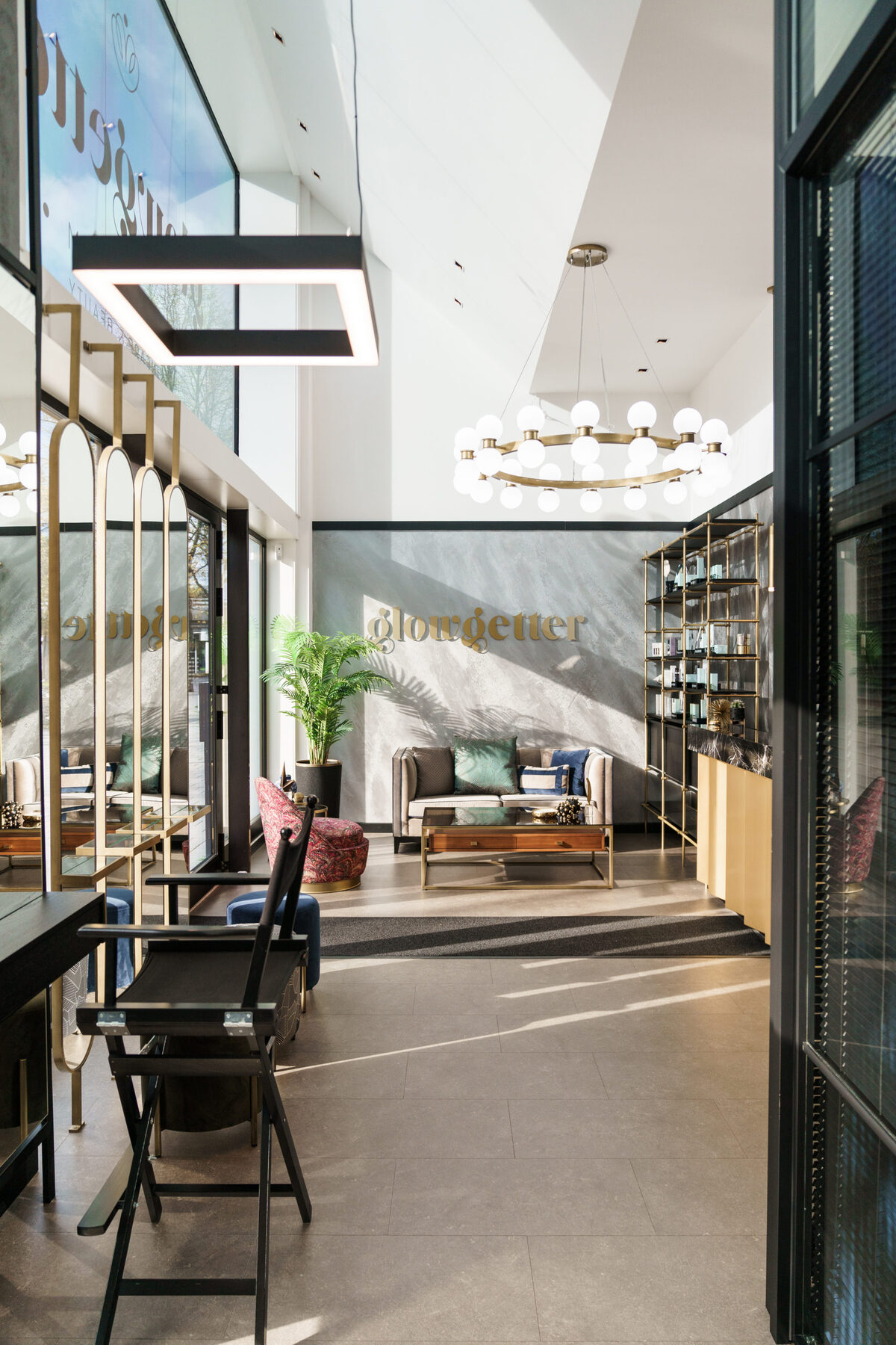 Doorkijk door de salon met gouden kroonluchter