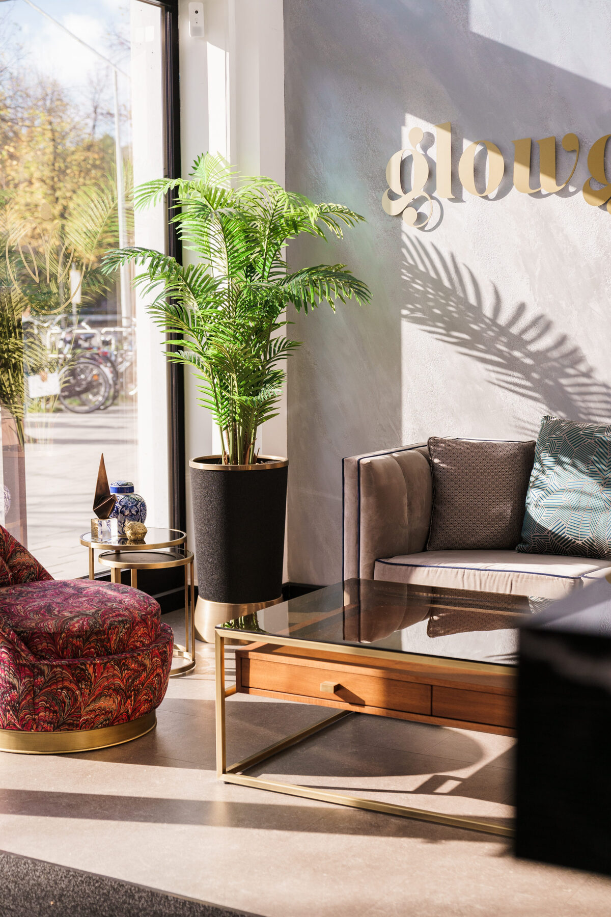 Lounge met de Glowgetter-belettering op de muur